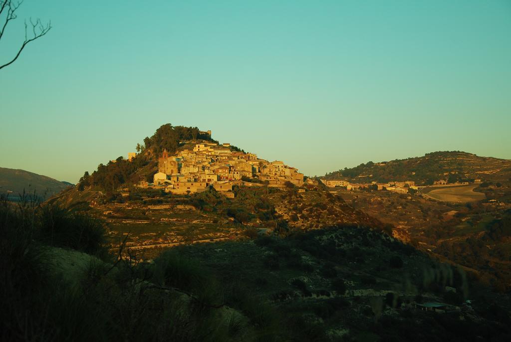 Experience Il Paesino Hotel Licodia Eubea Bagian luar foto