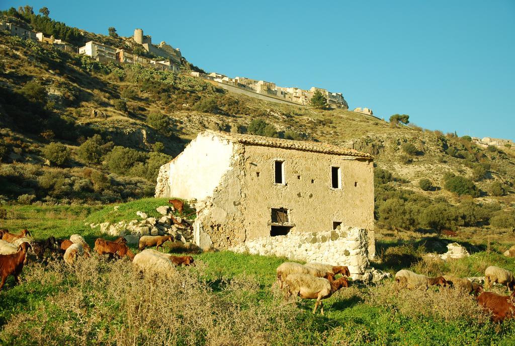 Experience Il Paesino Hotel Licodia Eubea Bagian luar foto