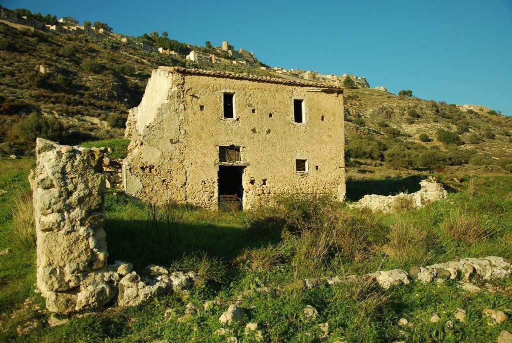 Experience Il Paesino Hotel Licodia Eubea Bagian luar foto